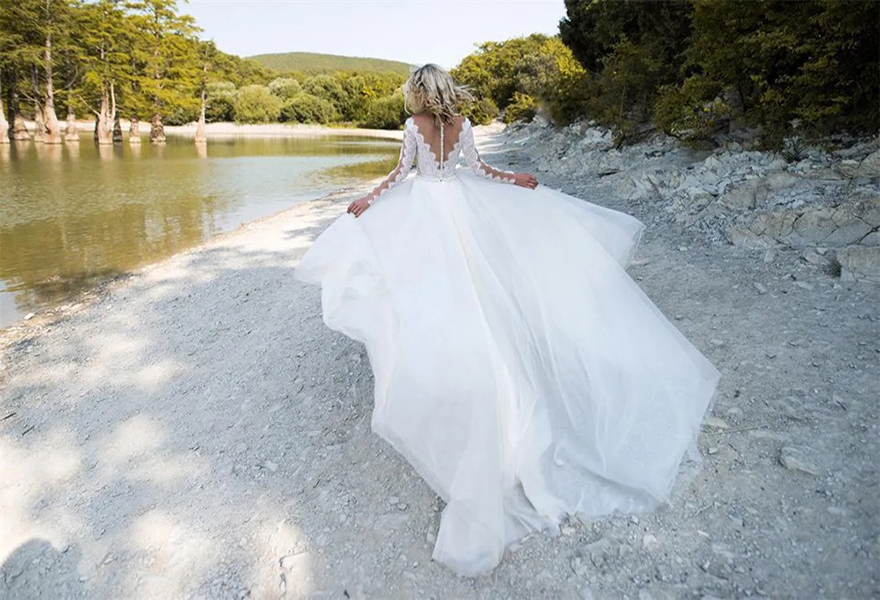 2025 Modest Elegant A Line Wedding Dresses V Neck Long Sleeve Lace Applique Wedding Gowns Sweep Train robe de mariee