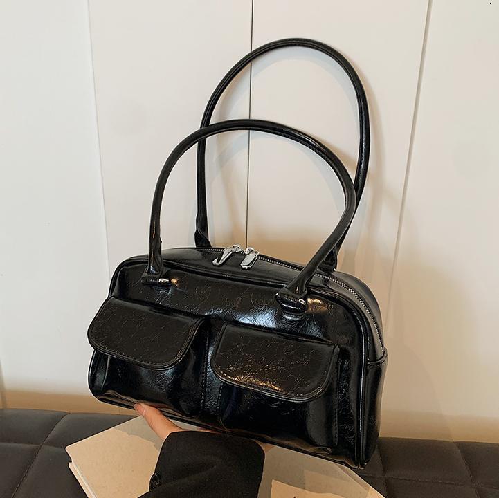 Free shipping designer Oil Wax Leather Commuter Bag Handbag Women Bag 2025 New Versatile Casual Underarm Bag Large Capacity Shoulder Bag