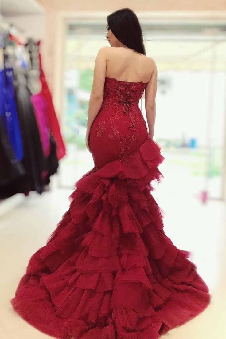 Strapless Burgundy Mermaid Prom Dresses Ruffles Tiered Long Reception Gown Lace Applique Elegant Evening Dress Sleeveless