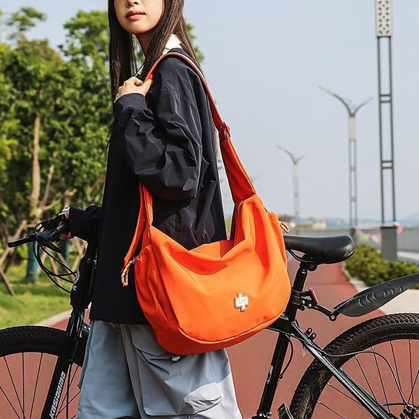 Free shipping designer Outdoor Cycling Nylon Bag for Women Large Capacity 2025 New Casual Simple Dumpling Bag Crossbody Bag with a Sense of Sophistica