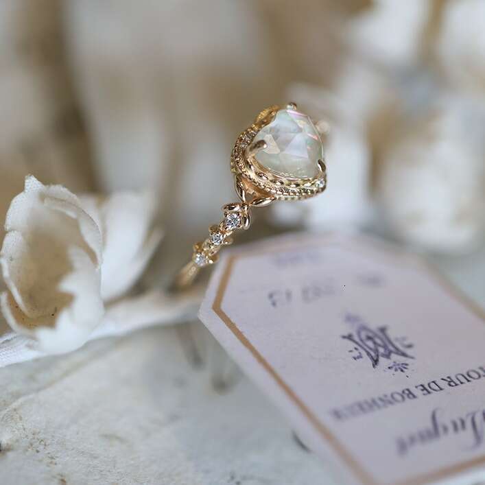 Gestern Yesterday's Enchanting Radiance Like a Dream Natural Color Shell White Crystal Collage Light Luxury Ring