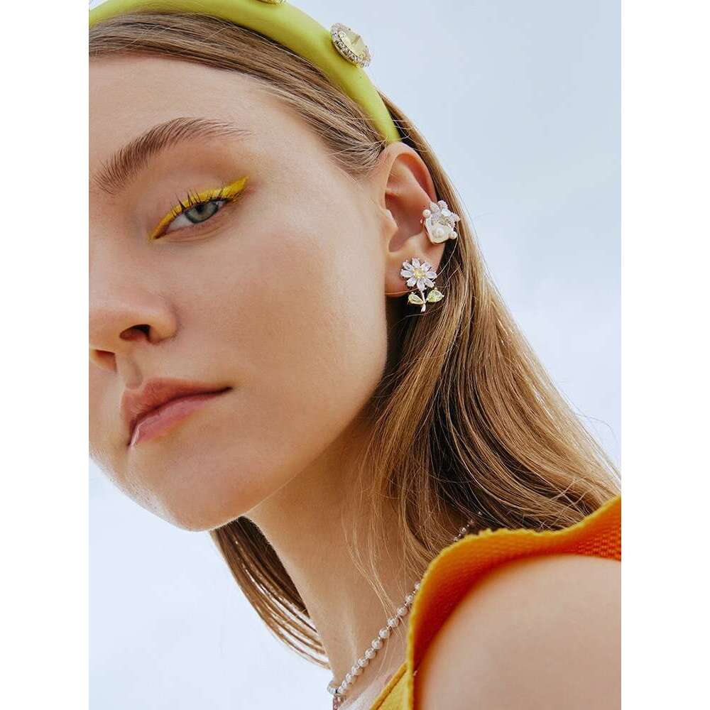 Hejia Style Crystal Suower Daisy Earrings Sier Needle High-end Light Jewelry Mosquito Coil Ear Clips