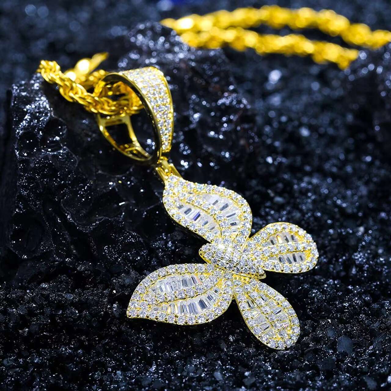 Luxury Fashion Womens 925 Iced Blinged Moissanite Necklace Elegant Solid Baguette Butterfly Shaped Pendant New Elegant Design