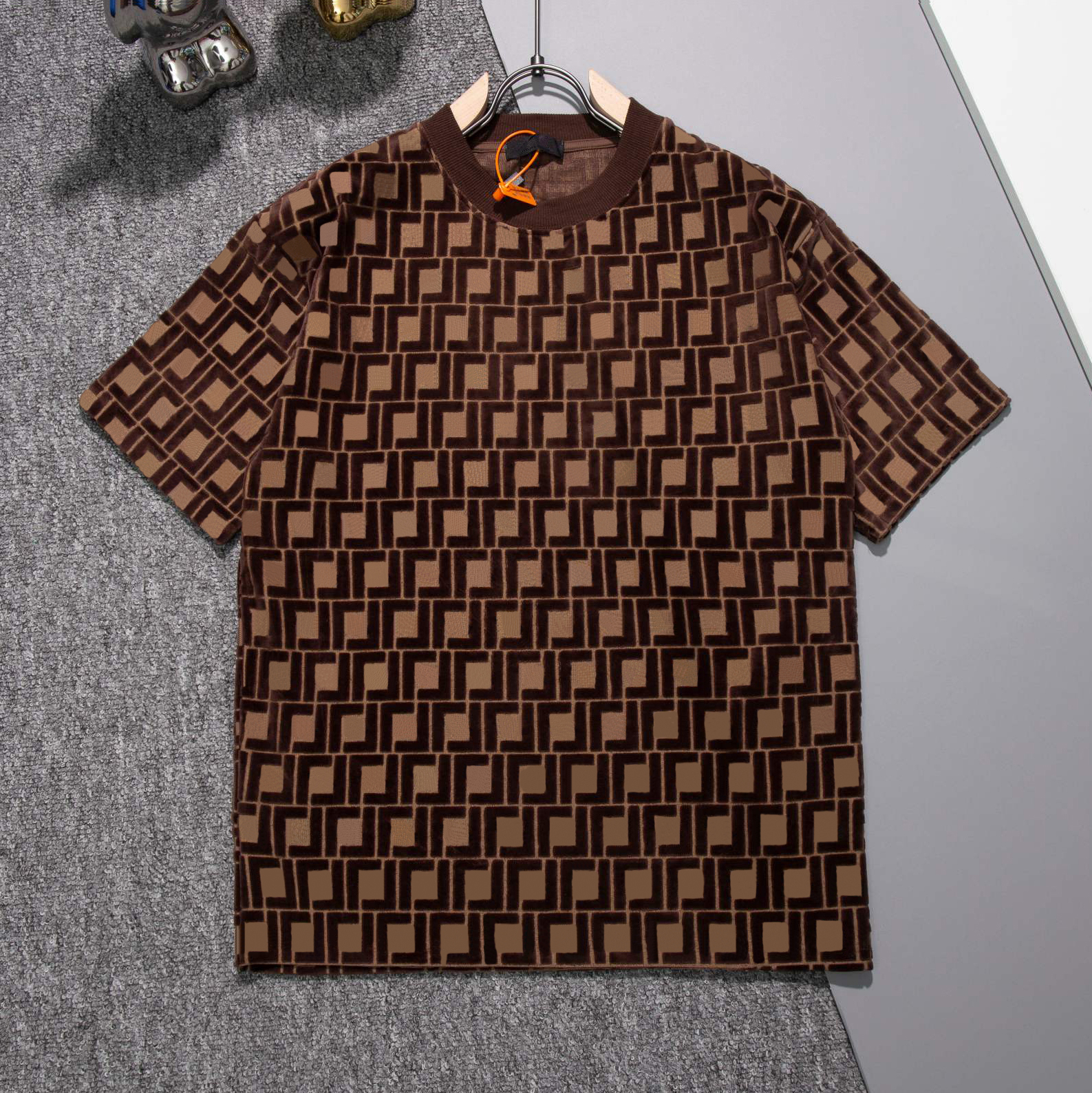 High quality designer men's T-shirt, fashionable letter printed round neck T-shirt, casual polo shirt, classic autumn and winter small jacquard short sleeved top