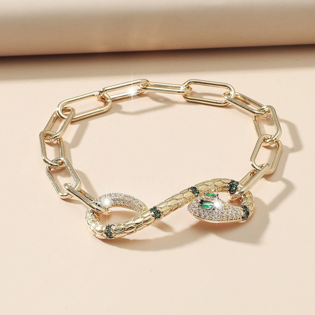 Fashionable Gold-Plated Chain Bracelet for Women with Inlaid and Green Snake Design