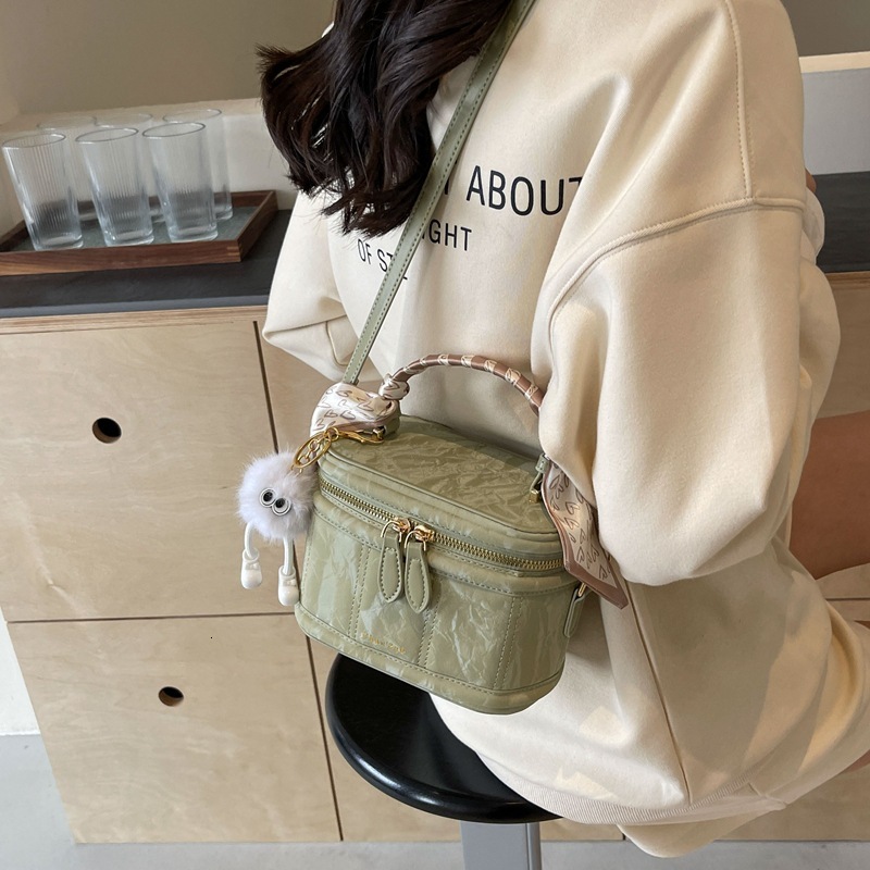 Free shipping designer Bag High-End Simple Versatile Women Bag 2025 Spring Summer New Niche Design Bucket Bag Korean Style Handbag Shoulder Bag