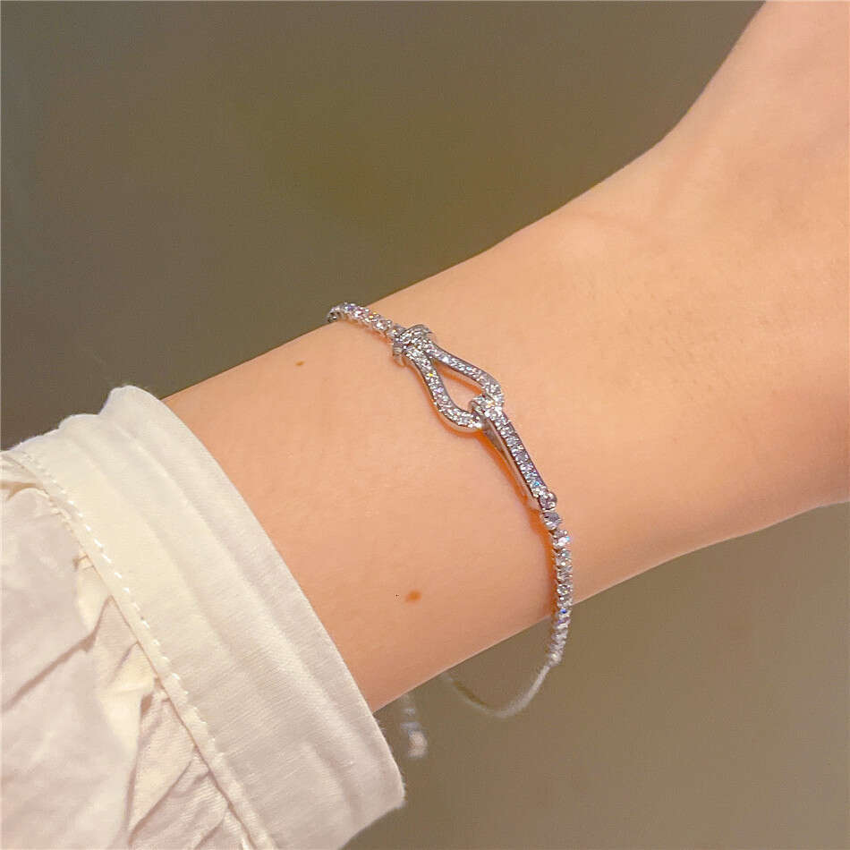 Light Elegant Niche Design Fashion Horseshoe Buckle Bracelet for Women High-end Super Shiny Versatile Wristband