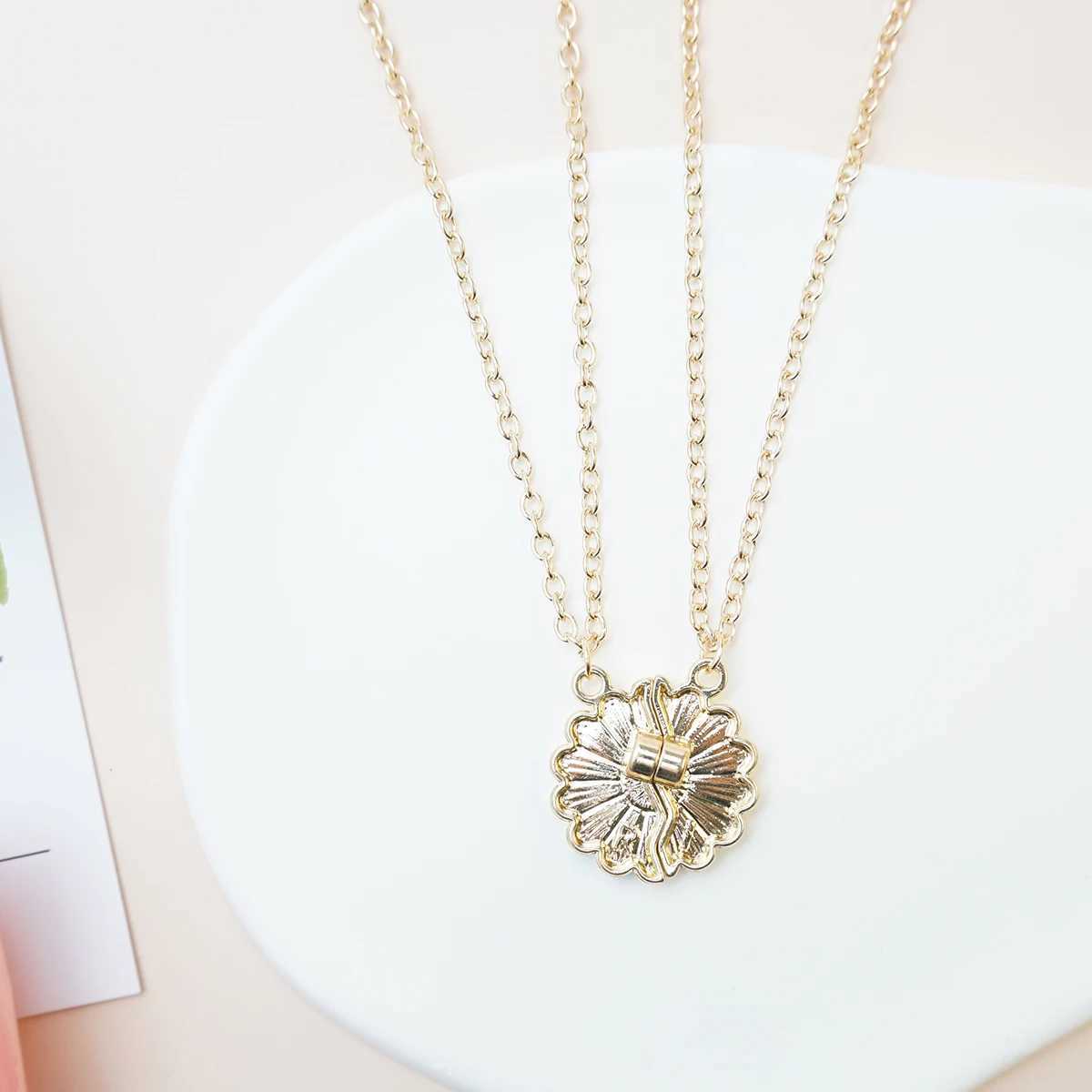 2 Pcs/set Best Friends Pendant Necklace For Women Magnetic Adjustable Rainbow Daisy Lover Broken Heart Chain BFF Jewelry Gifts W250618