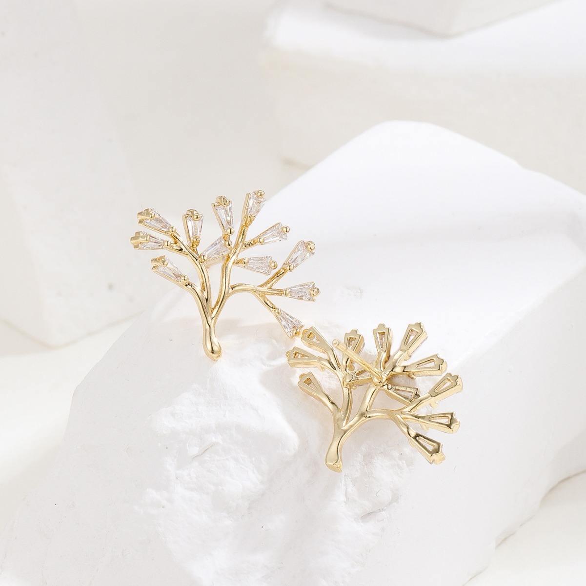 Hot Selling Micro Paved Zircon Real Gold Plated Tree of Life Design Sense Light Luxury Earrings