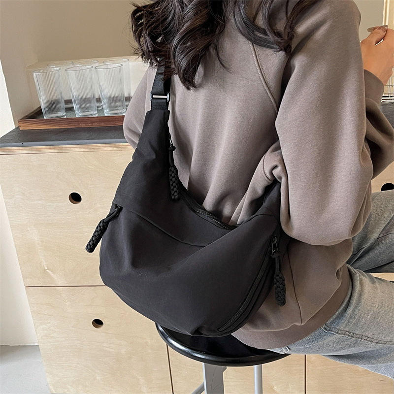 Free shipping designer Fashion Commuter Bag for Women Large Capacity 2025 New Casual Versatile Underarm Bag Korean Style Nylon Crossbody Bag