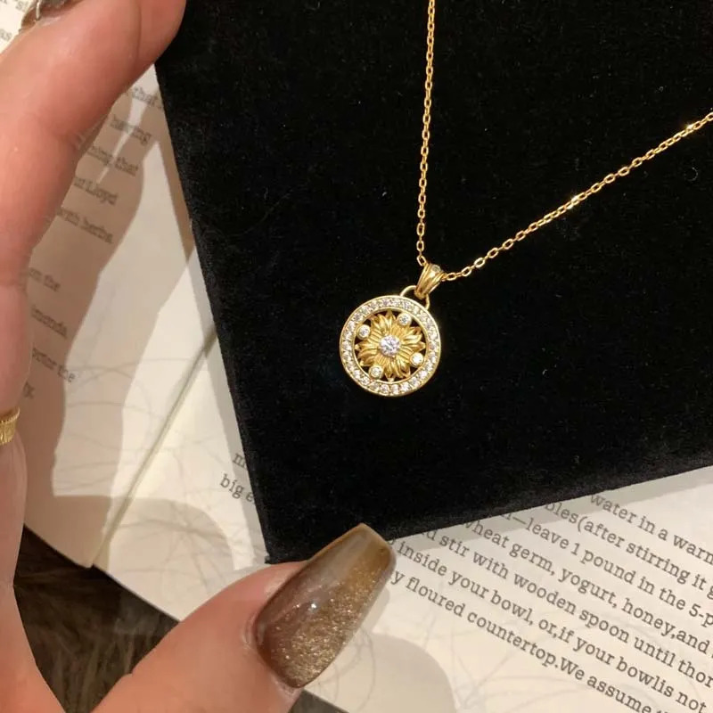 Elegant Women's Eight Treasure Compass Pendant Necklace - Minimalist Luxury Ins-worthy Design, Versatile Gold Plated Choker for Every Outfit