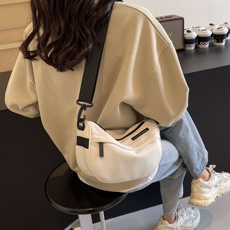 Free shipping designer High-End Casual Simple Canvas Bag for Women New Fashion Versatile Saddle Bag Portable Commuter Bag Crossbody Bag