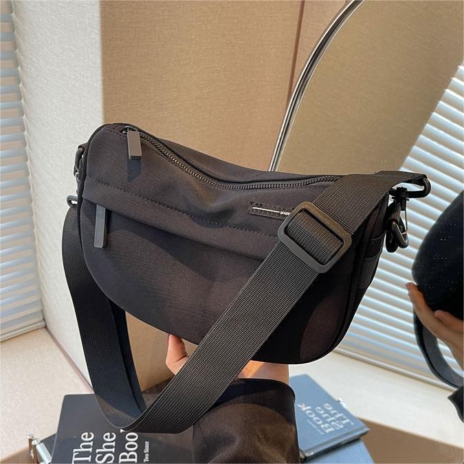 Free shipping designer High-End Casual Simple Canvas Bag for Women New Fashion Versatile Saddle Bag Portable Commuter Bag Crossbody Bag
