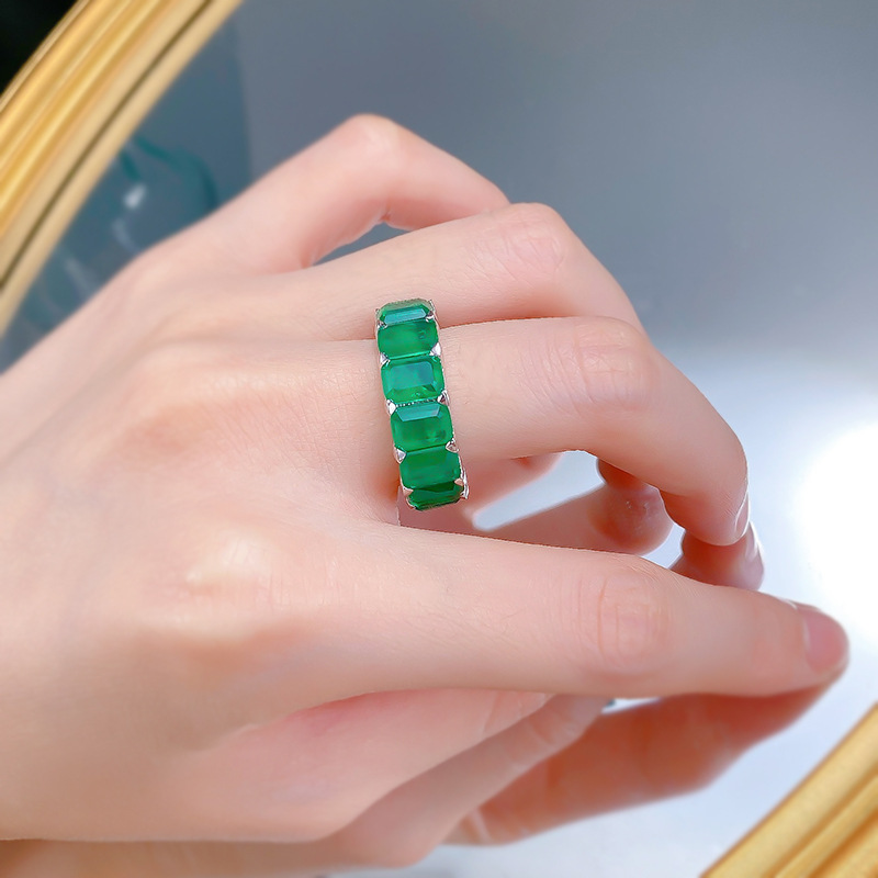 Elegant Emerald Gemstones Ring 925 Sterling Silver Band with Sparkling Gemstone