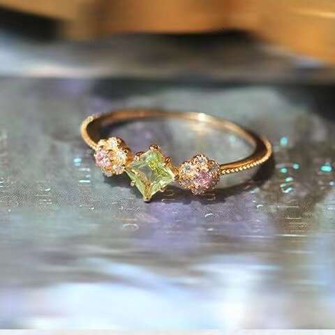 Trendy Live Streaming Japanese Korean Natural Peridot Small Flower Ring Elegant and Sophisticated