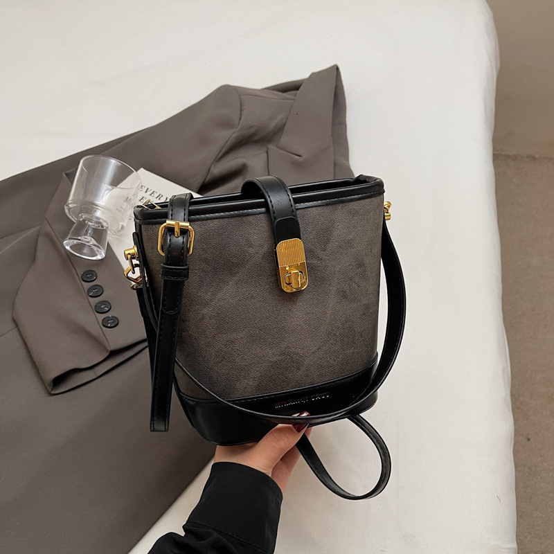 Free shipping designer Bucket Bag Women Bag 2025 New Autumn Winter Niche Design Bag Women Bag High-end Color-blocking Retro Hot-selling Crossbody Bag