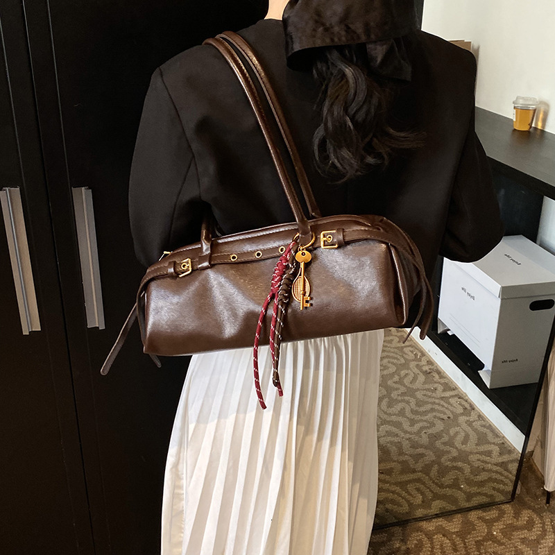 Free shipping designer Niche Retro Trend Baguette Bag for Women New Fashion Super Popular Handbag Underarm Bag High-end Shoulder Bag