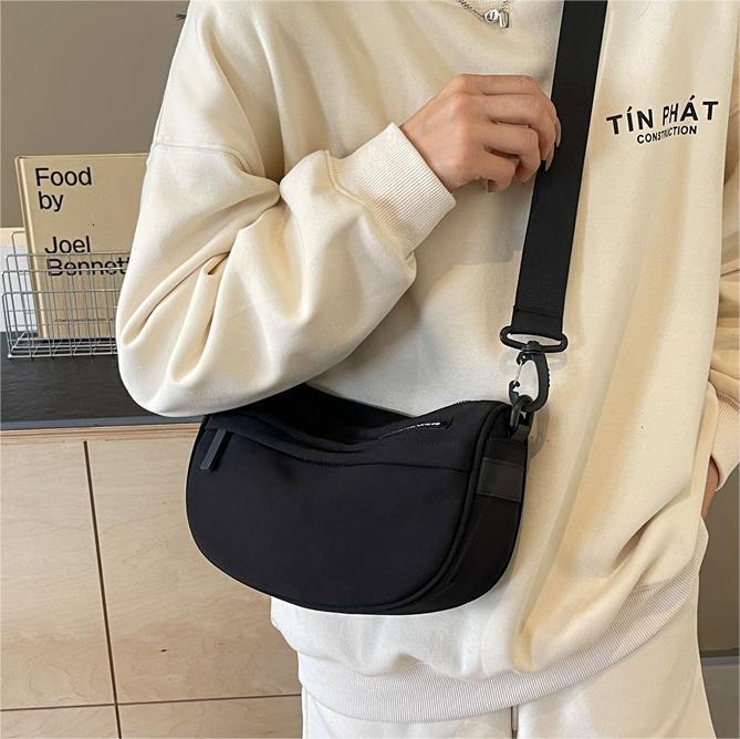 Free shipping designer High-End Casual Simple Canvas Bag for Women New Fashion Versatile Saddle Bag Portable Commuter Bag Crossbody Bag
