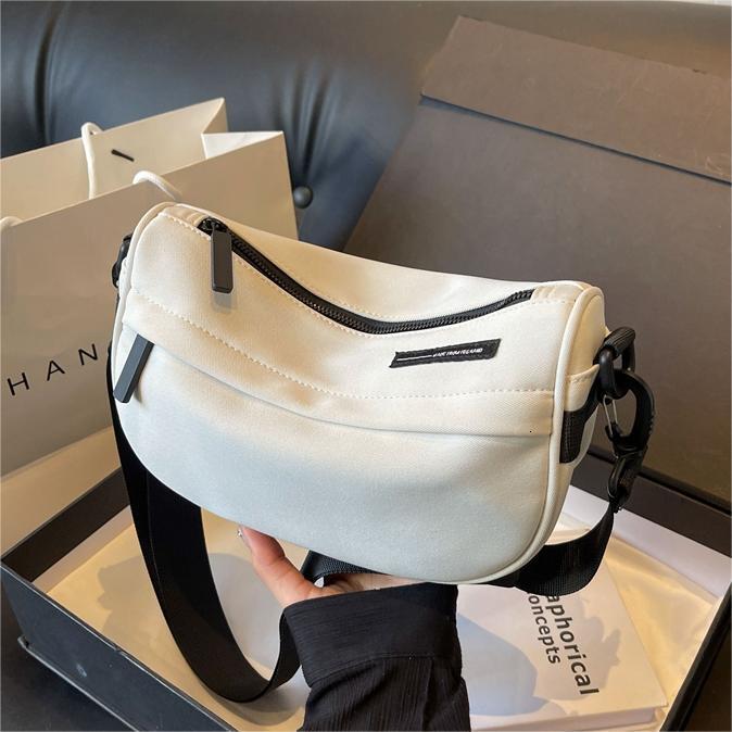 Free shipping designer High-End Casual Simple Canvas Bag for Women New Fashion Versatile Saddle Bag Portable Commuter Bag Crossbody Bag