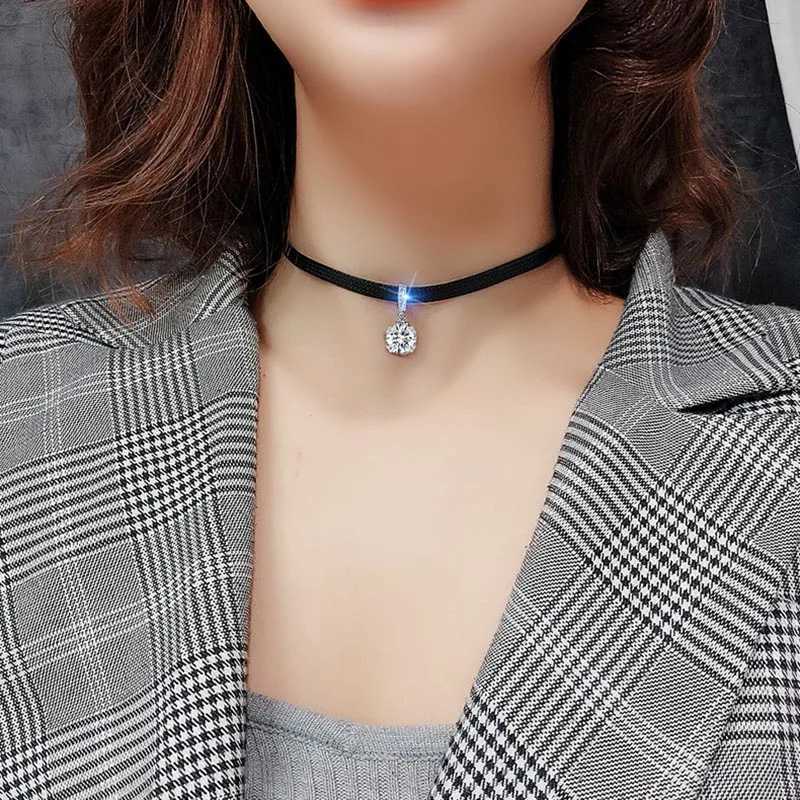 Glitter Zircon Geetric Pendant Choker Sexy Black Leather Short Necklaces for Wen Temperament Aesthetic Jewelry AccoriesC250617