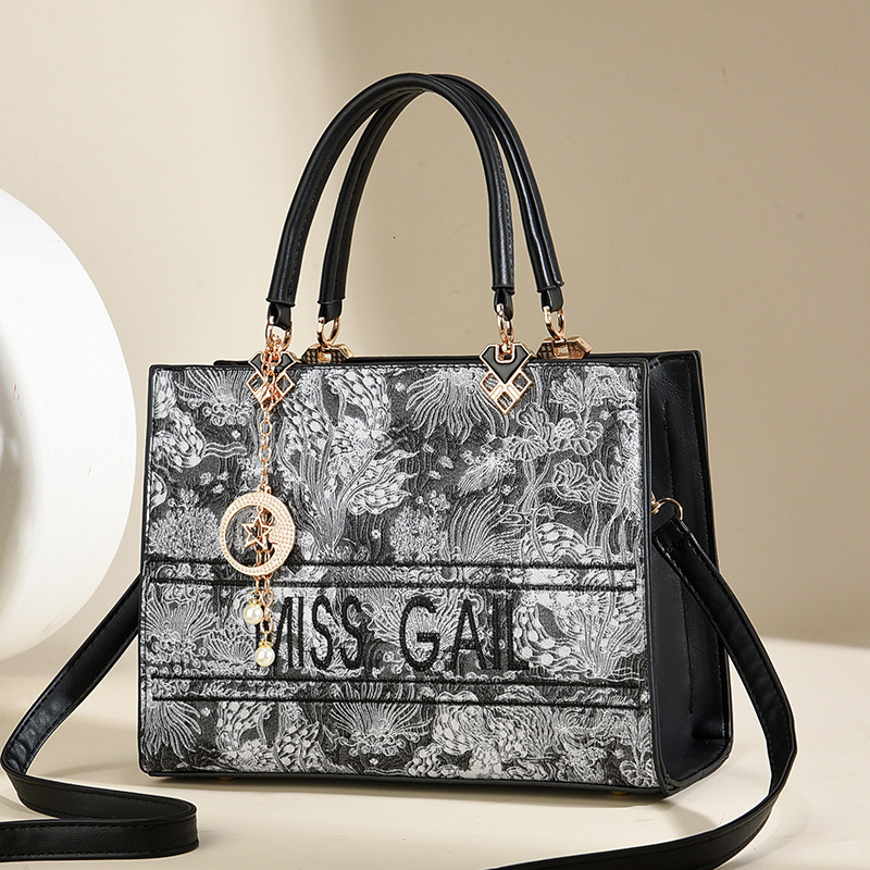 Ladies' Handheld Designer Bag 2025 New Middle Aged Ladies' Handbag Fashionable And Elegant Large Capacity Single Shoulder Crossbody Bag