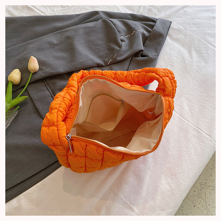 Free Shipping For Designers 2025 New Plaid Underarm Cloud Bag Niche High-end Single Shoulder Down Bag Women Large Capacity Pleated Luxury Bag Bubble B