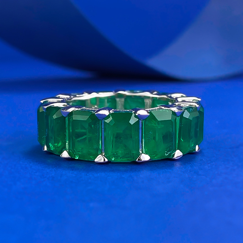 Elegant Emerald Gemstones Ring 925 Sterling Silver Band with Sparkling Gemstone