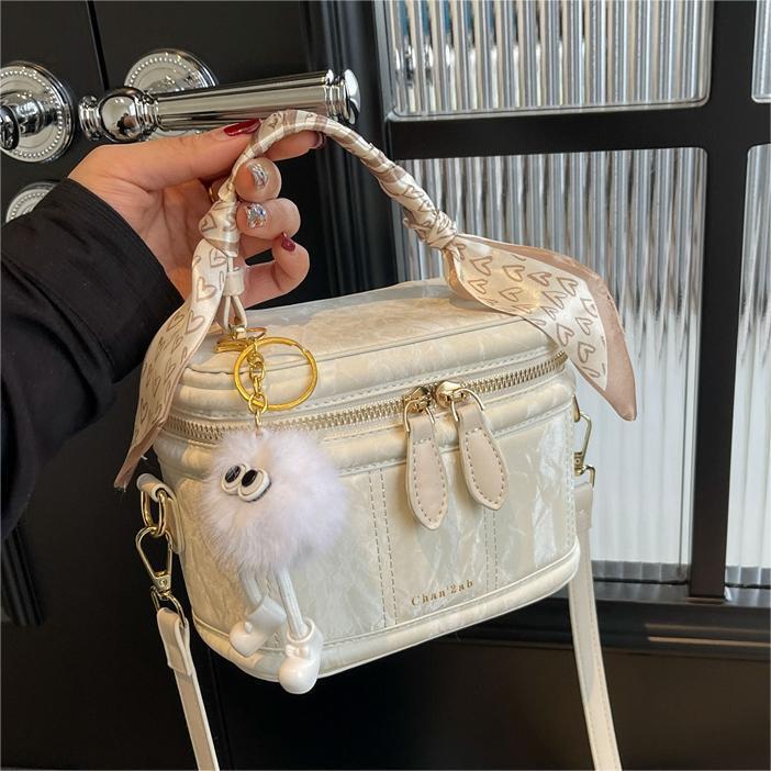 Free shipping designer Bag High-End Simple Versatile Women Bag 2025 Spring Summer New Niche Design Bucket Bag Korean Style Handbag Shoulder Bag