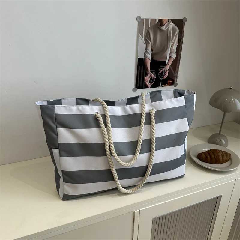 Striped Zipper Outer Bag for Outdoor Travel and Shoulder Waterproof and Sand Resistant Canvas Convenient Folding Beach Bag B250618