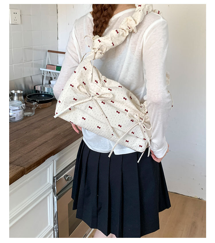 Free shipping designer Bag Wrinkled Canvas Bag Large Capacity 2025 New Underarm Bag Versatile Casual Shoulder Bag Commuter Bag Handbag Women Bag
