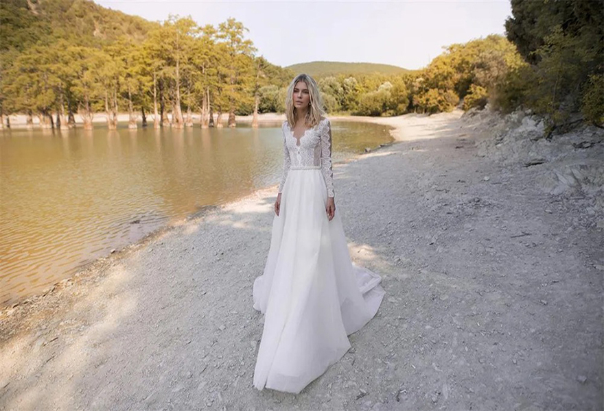2025 Modest Elegant A Line Wedding Dresses V Neck Long Sleeve Lace Applique Wedding Gowns Sweep Train robe de mariee