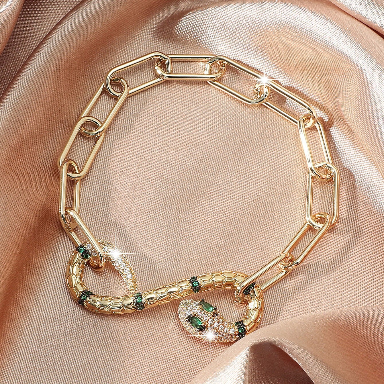 Fashionable Gold-Plated Chain Bracelet for Women with Inlaid and Green Snake Design