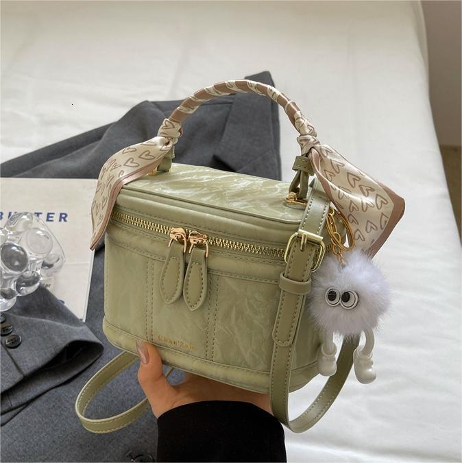 Free shipping designer Bag High-End Simple Versatile Women Bag 2025 Spring Summer New Niche Design Bucket Bag Korean Style Handbag Shoulder Bag