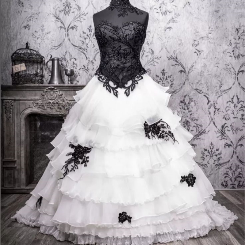Gothic Black And White Wedding Dresses Lace Appliques Beading Strapless Sweetheart Long Tiers Bridal Gown Vintage Vestido De Novia Back Lace-up
