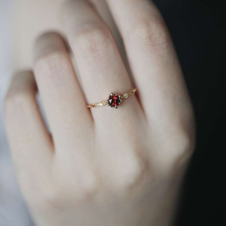 Rose Coast Series Exquisite Rich Natural London Blue Topaz Wine Red Garnet Light Luxury Ring
