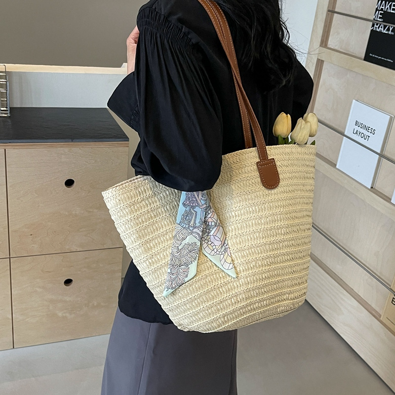Free shipping designer Trendy Shoulder Bag Popular Woven Bag Women Bag 2025 New Large Capacity Vacation Beach Bag Commuter Straw Tote Bag