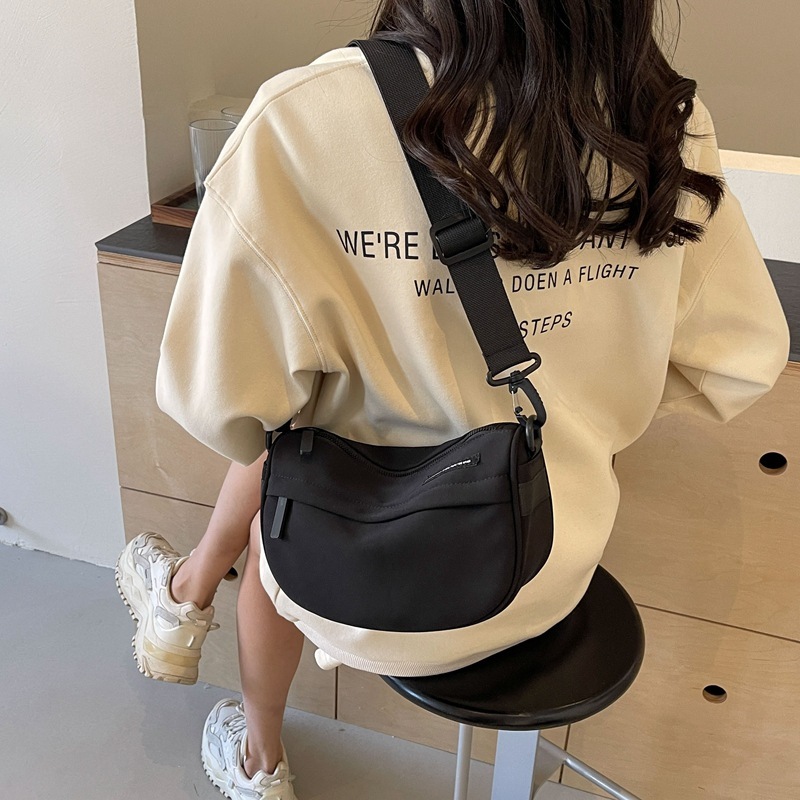 Free shipping designer High-End Casual Simple Canvas Bag for Women New Fashion Versatile Saddle Bag Portable Commuter Bag Crossbody Bag