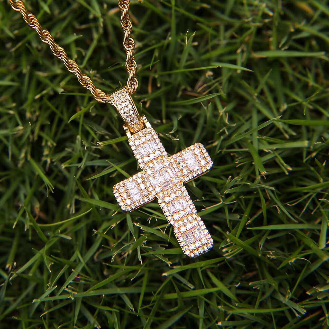 18K Gold Hip Hop Style Baguette Cross Pendant Necklace Christian Cross Moissanite Jewelry Flooded Ice Effect Pendants Charms