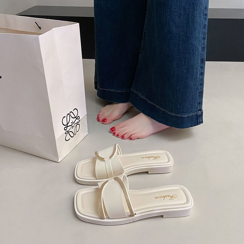 Summer outdoor slippers with French style, gentle and fashionable, anti slip shoes, fashionable beach women's sandals, designer sandals