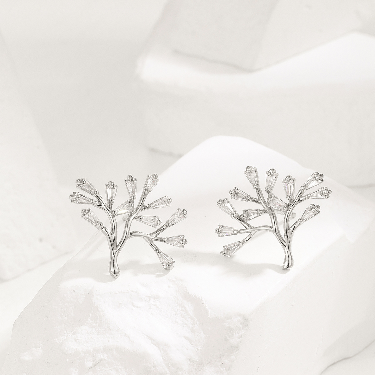 Hot Selling Micro Paved Zircon Real Gold Plated Tree of Life Design Sense Light Luxury Earrings