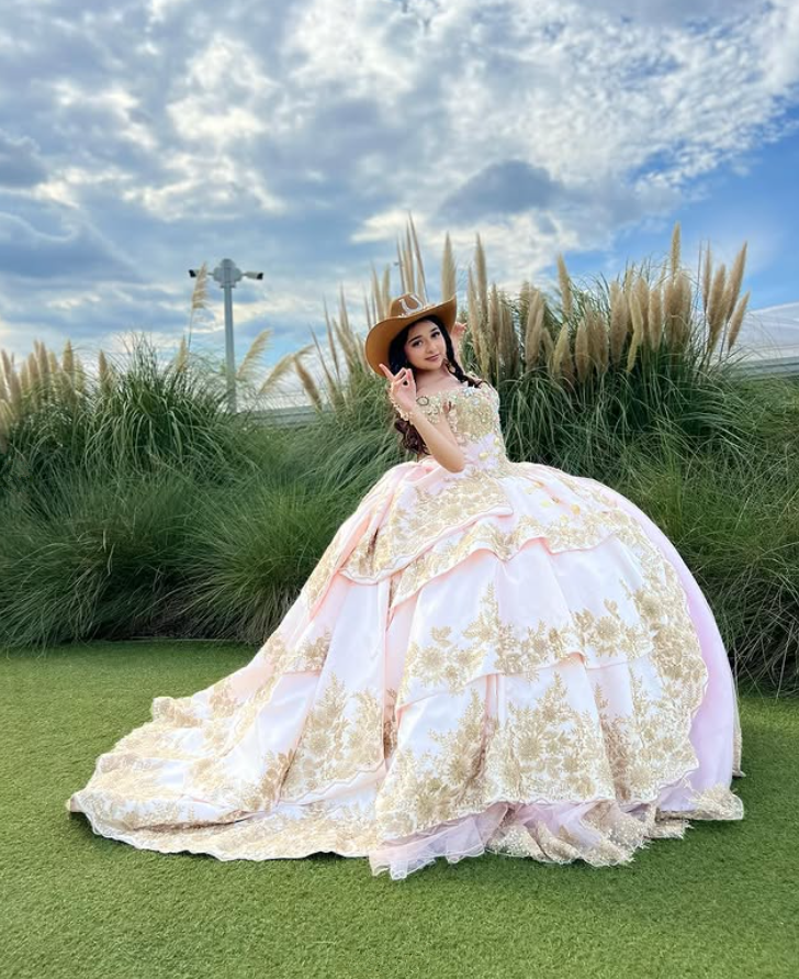Champagne Pink Princess Charro Quinceanera Dresses Luxury Applique Corset Off Shoulder Customsized vestido de 15 quinceanera