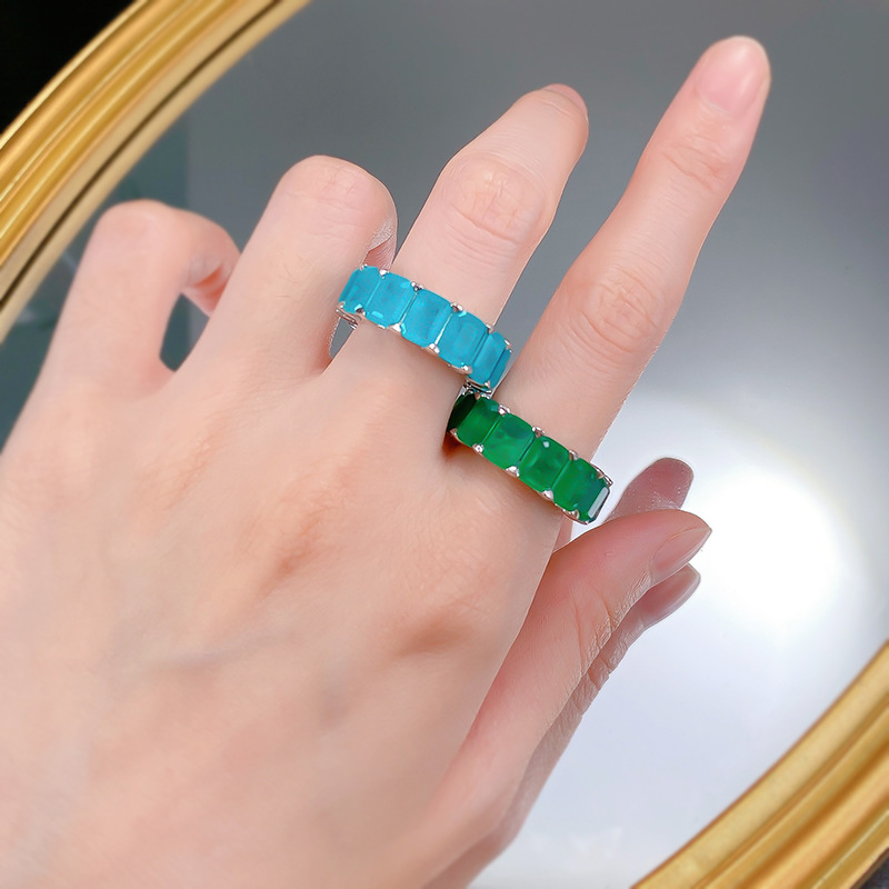 Elegant Emerald Gemstones Ring 925 Sterling Silver Band with Sparkling Gemstone