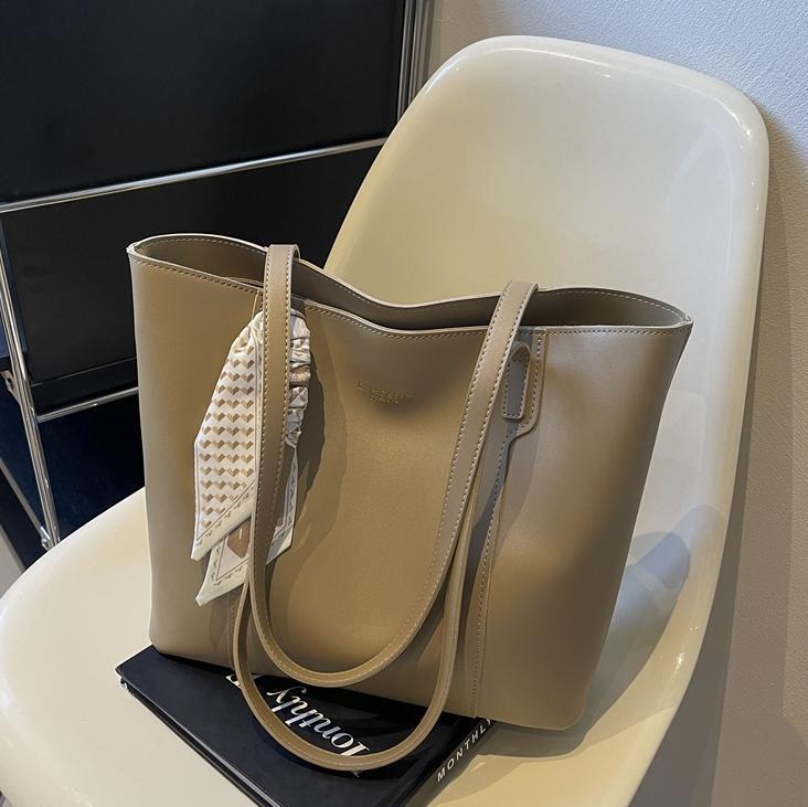 Free shipping designer Bag Tote Bag for Women 2025 New Casual Versatile Simple Shoulder Bag Large Capacity Commuter Underarm Bag