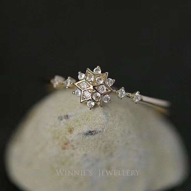 Golden Winter Snowflake Ring for Women, Internet Celebrity Style, Trendy Finger Ring, Ins Popular Wedding Fashion, Unique and Elegant