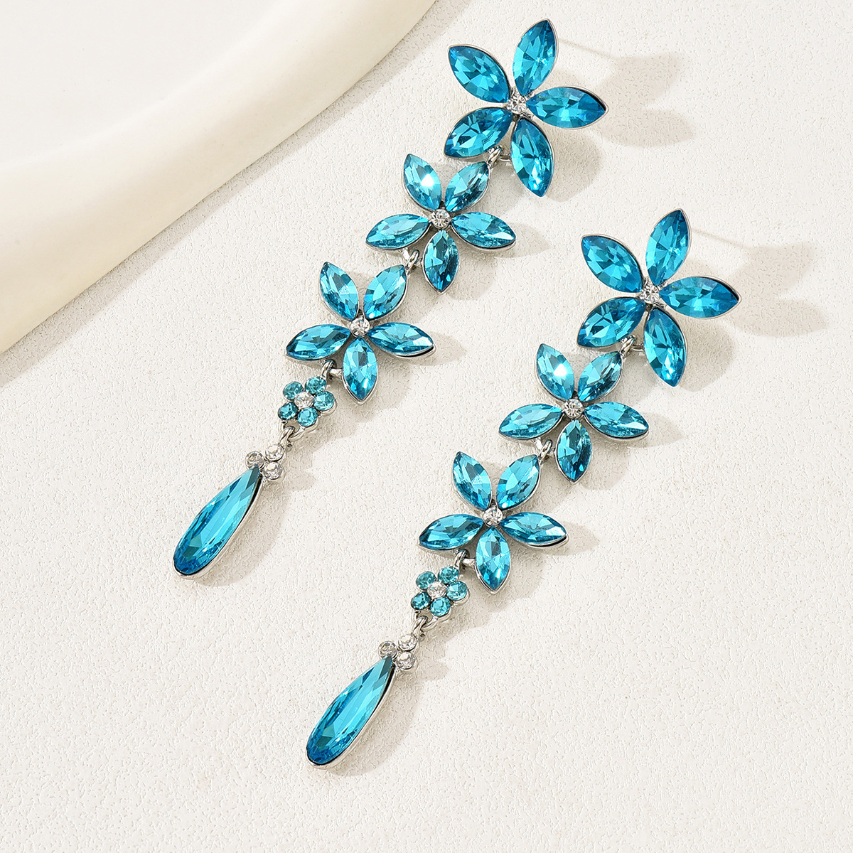 Minimalist Fashion Style Earrings Personality Blue Dia Zircon Water Drop Design Snowflake Pendants Elegant High-end Sense Ear Jewelry