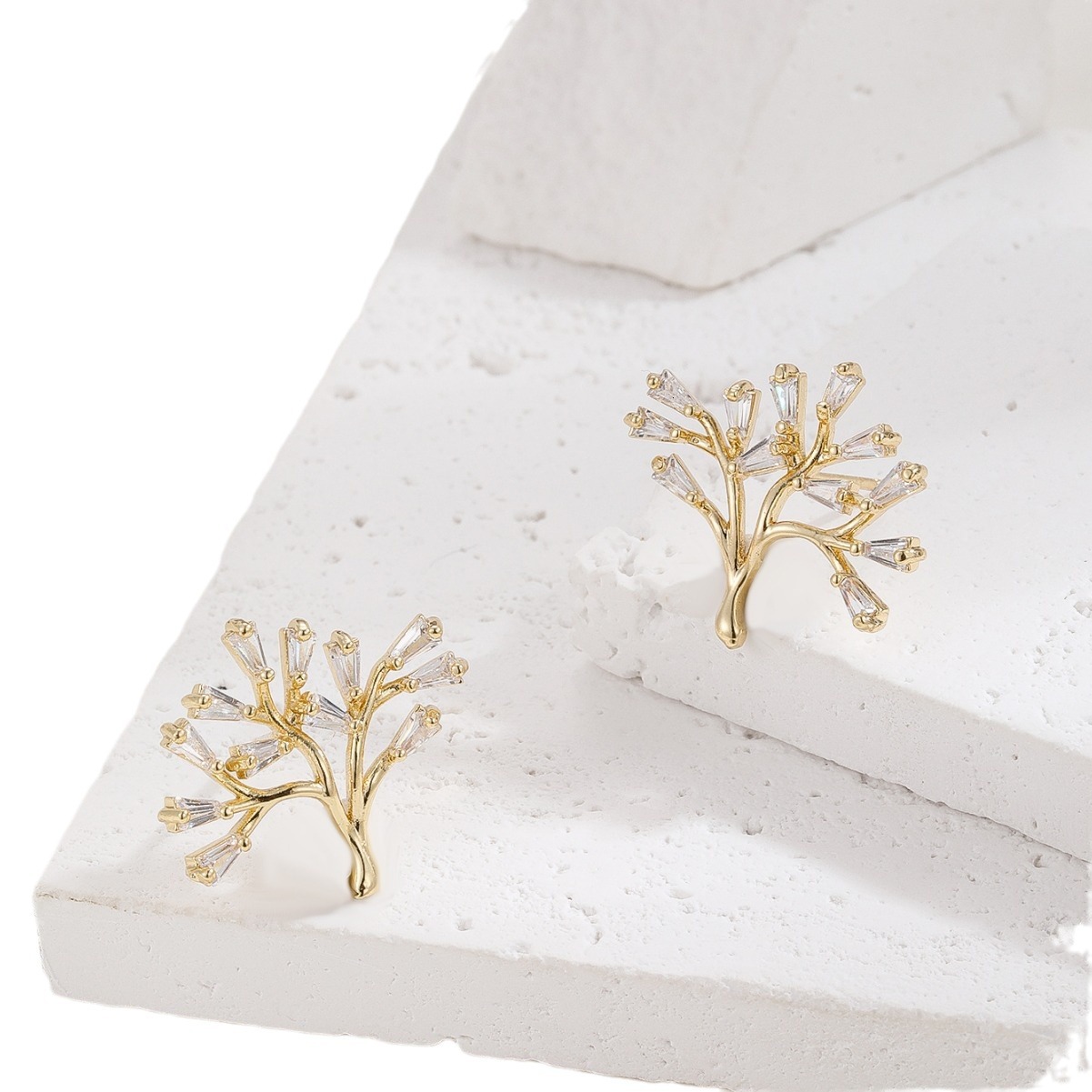 Hot Selling Micro Paved Zircon Real Gold Plated Tree of Life Design Sense Light Luxury Earrings