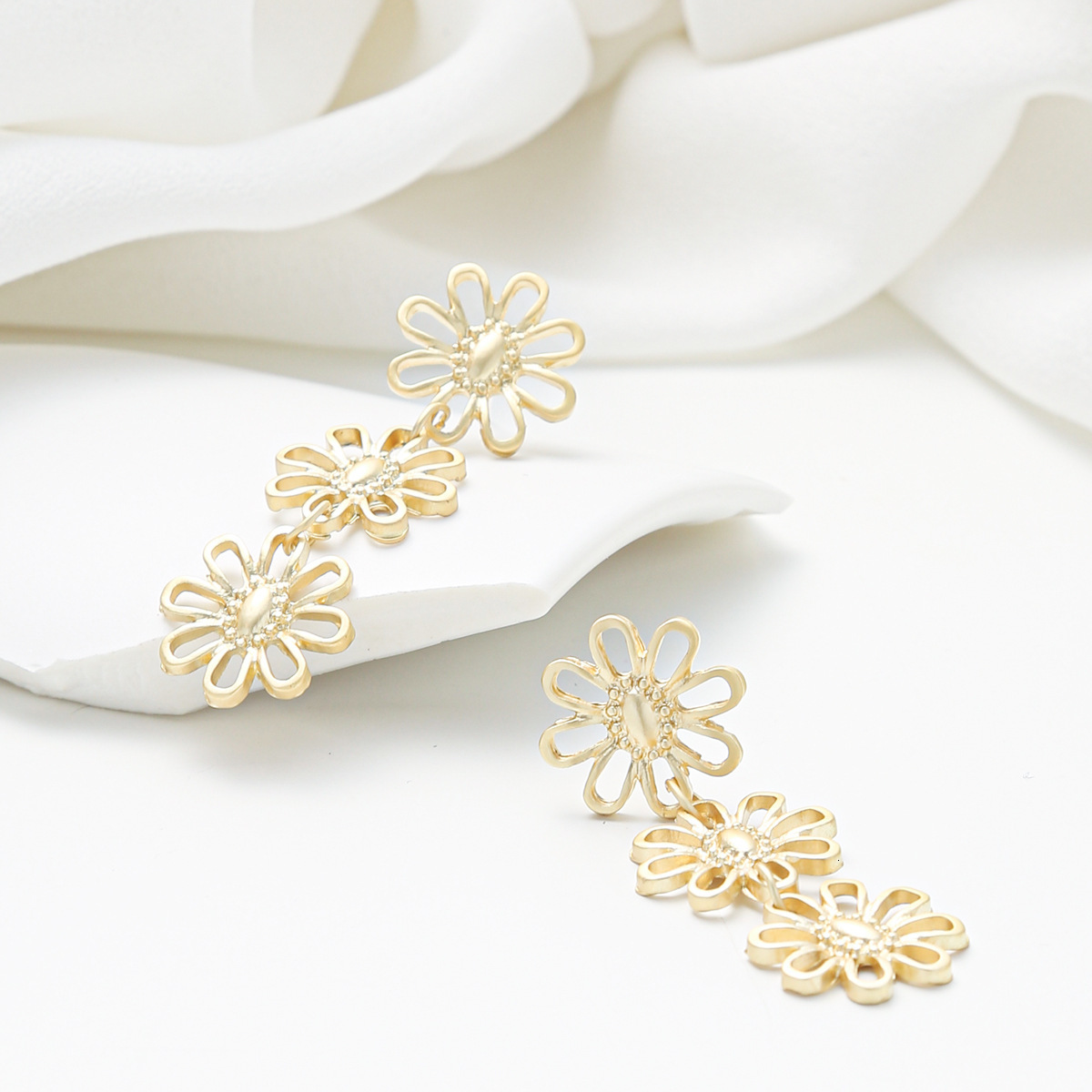 Wind Flower Light High-end Gold Stamen Design Earrings Ear Studs