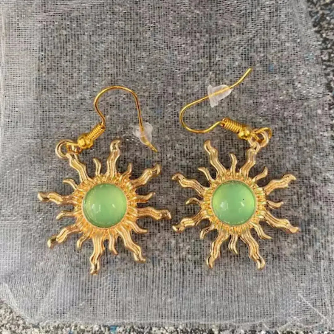 Vintage Sun Earring Fashion Bohemian Jewelry Accessories Green Stone Gothic Gold Color Sun Pendant Cold Wind Ear Hook 250617