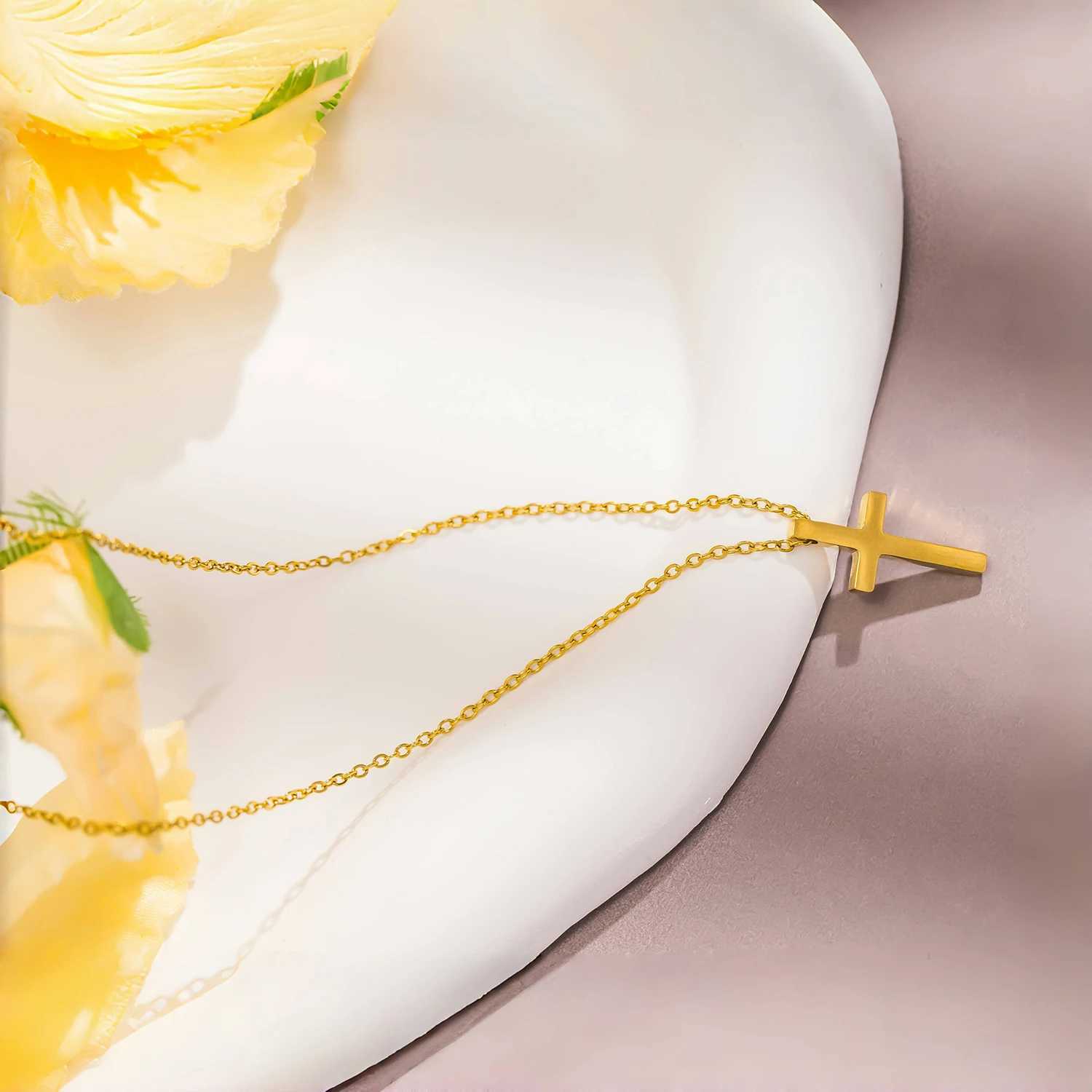 Minimally Smooth Cross Necklace Pendant 18K Gold Color Plated Stainless Steel Fashion Classic Unisex Jewelry Men Women W250618