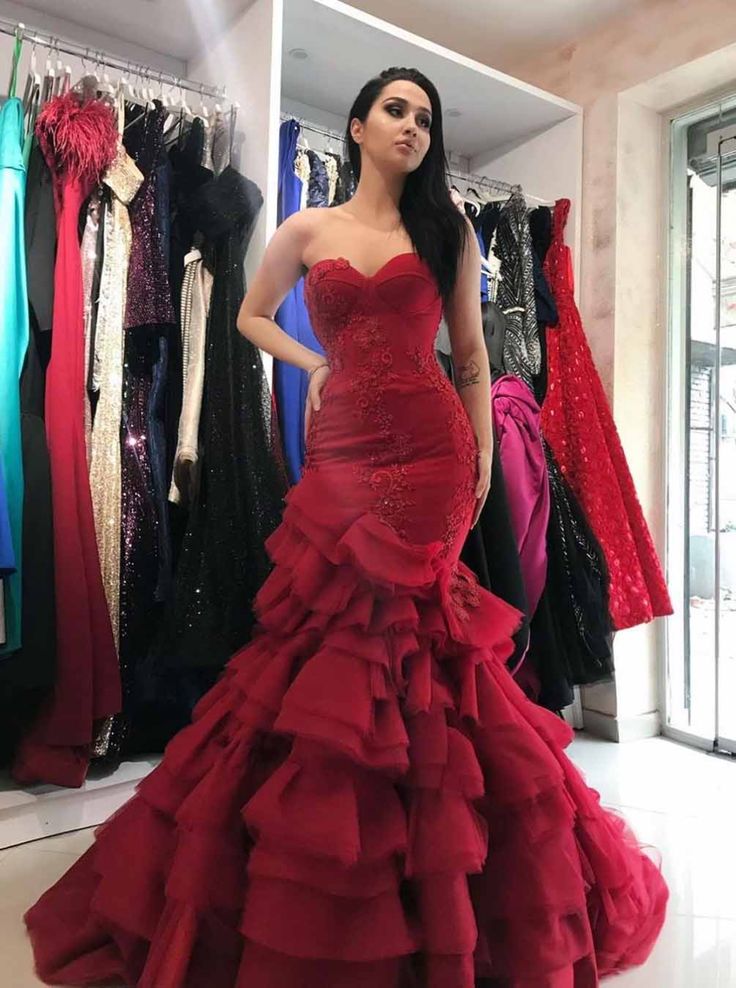 Strapless Burgundy Mermaid Prom Dresses Ruffles Tiered Long Reception Gown Lace Applique Elegant Evening Dress Sleeveless